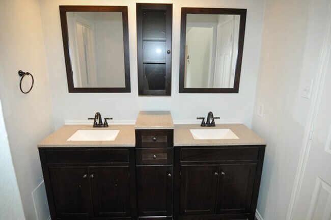 Building Photo - 205 Juniper Dr
