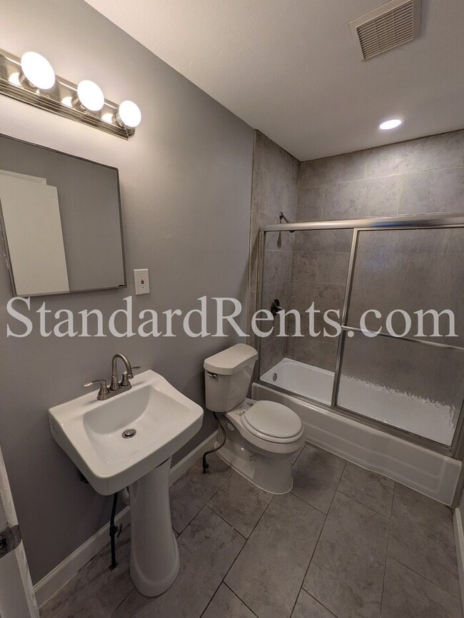 Building Photo - 129 Long Dr SW