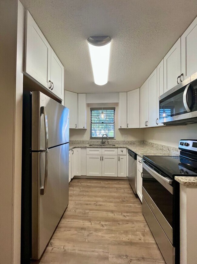 Building Photo - Charming 2 Bedroom Townhouse