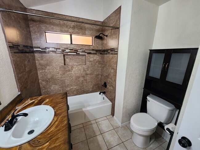 Building Photo - 3362 Highridge St