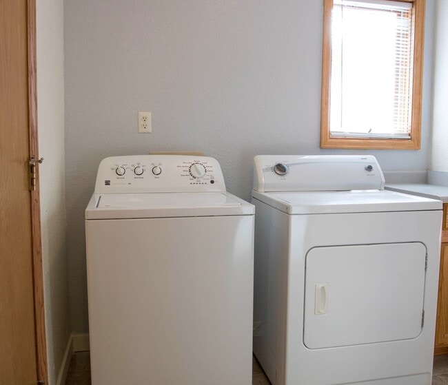 Building Photo - Ranch Style 3 Bedroom Home by Main Street Windsor!