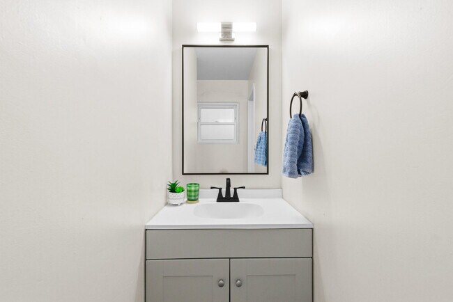 Building Photo - 1404 Lieta St