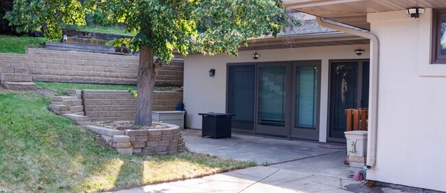 Building Photo - 2750 Greenbriar Dr