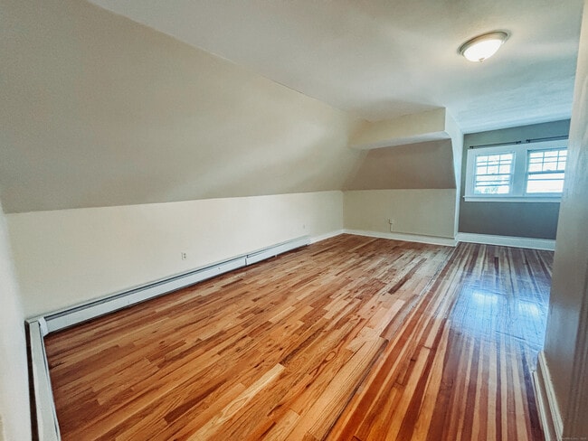 Building Photo - 62 Quaker Ln S