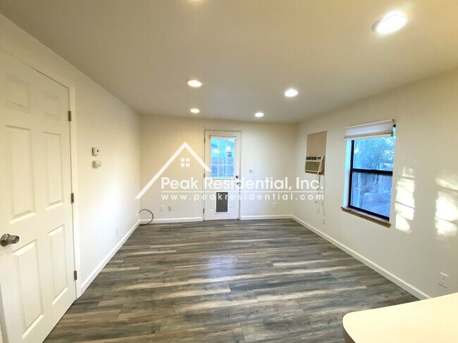 Building Photo - Cute 1 bd/1 ba Roseville House
