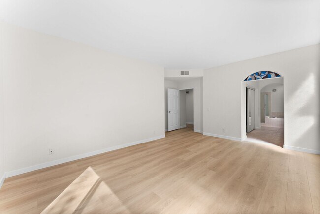 Building Photo - 4 Bed/2.5 Bath Vista Residence Beautifully Upgraded and Ready for Move In!