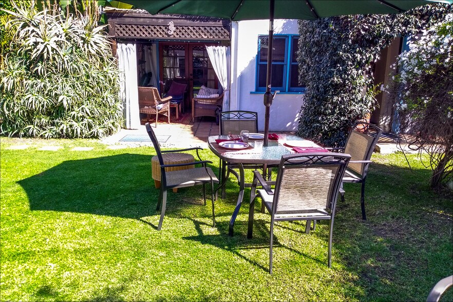 Large, exclusive-use yard w/4 seat dining set. Covered cabana in background. - 14 S Venice Blvd
