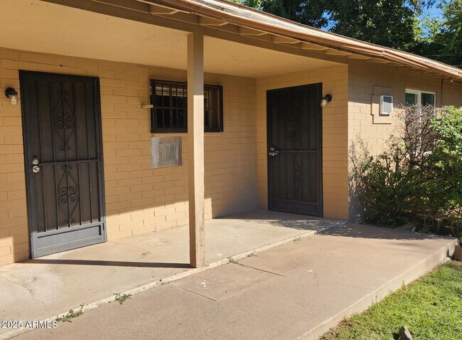 Building Photo - 2645 W Morten Ave