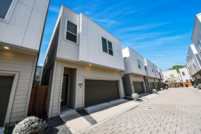 Building Photo - 608 Thornton Rd