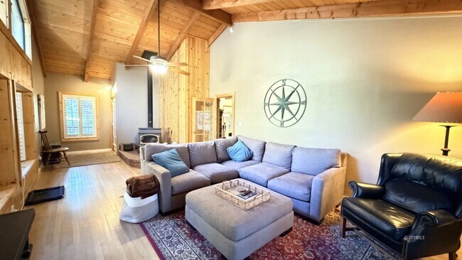 Building Photo - Large Home with Views