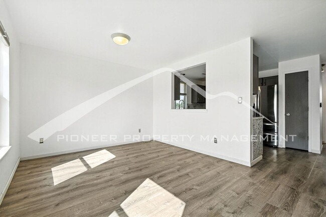 Building Photo - Spacious Home with Washer/Dryer and Centra...