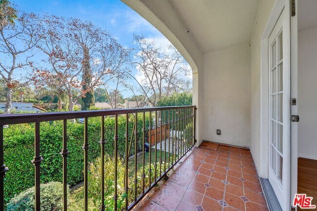 Building Photo - 743 N Las Palmas Ave