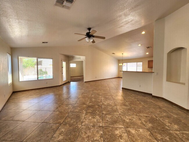 Building Photo - Beautiful 3 Bed/2 Bath with Pool!