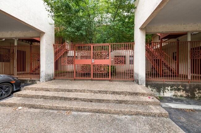 Building Photo - UT PRE-LEASE: 2 BR / 2 BA West Campus Condo - Walk to Campus - Newly Remodeled Kitchen