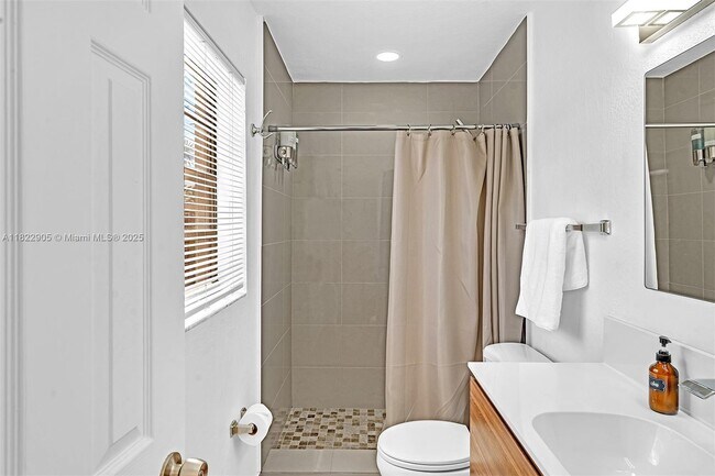 Building Photo - 4633 SW 28th Ave