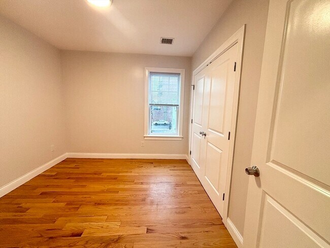 Building Photo - 156 Bow St