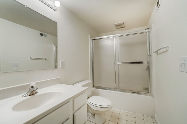 Building Photo - 347 Darrow Ave