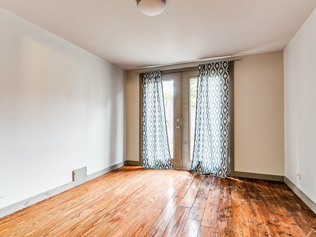 Building Photo - Unique with a Artsy Flare    1Bed + Flex Room /1.5 Bath in Edgemere Park