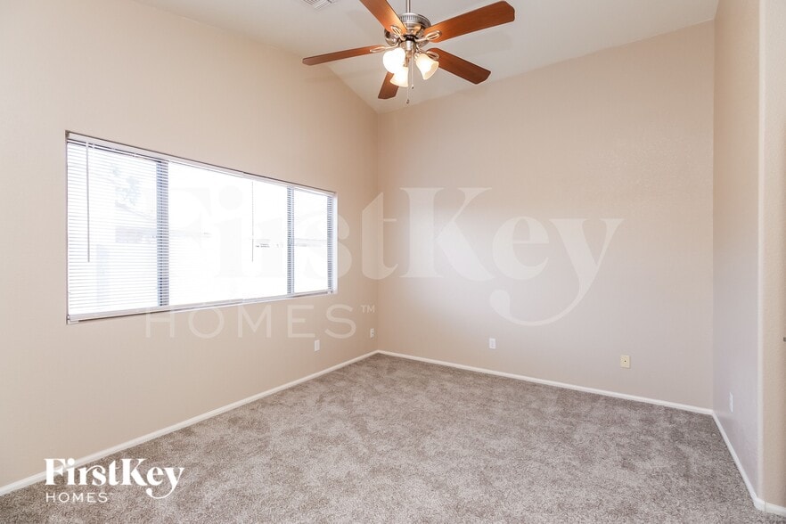Building Photo - 930 E Nardini St