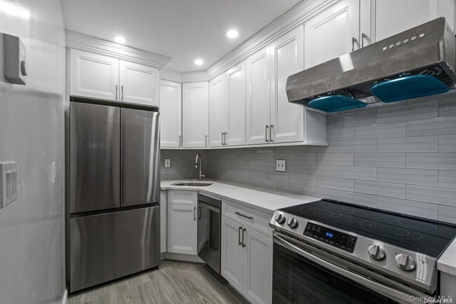 Building Photo - 155-09 Locke Ave