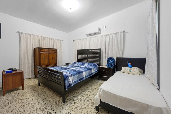 Building Photo - 13945 N Miami Ave