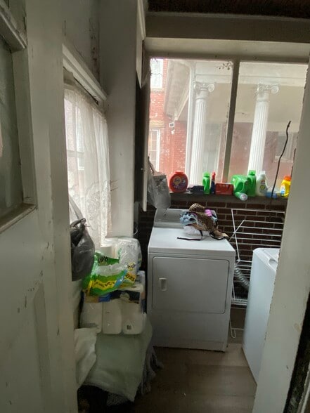 Laundry Room - 1500 5th Ave