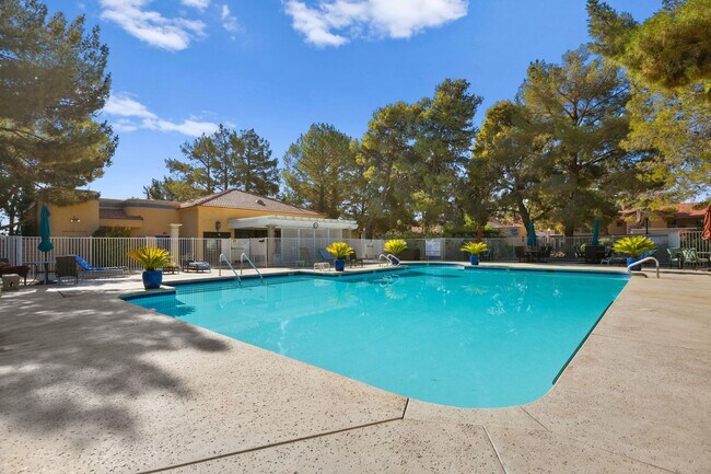 Building Photo - 1 MONTH FREE!!! 2 BEDROOM SINGLE STORY TOWNHOME 55+ COMMUNITY