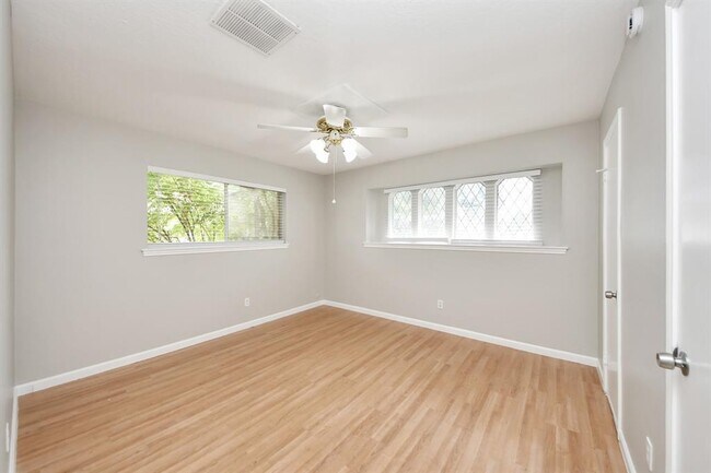 Building Photo - 7911 Pella Dr