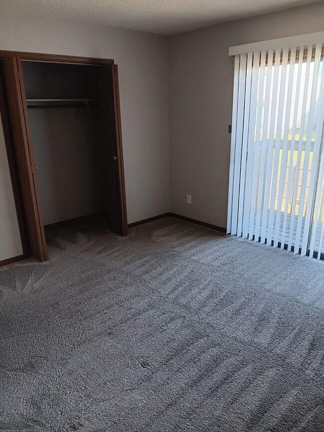 Building Photo - 850 Sq Ft, 2-bedroom, 1-Bath Apartment in 4-plex near 29th & Wannamaker.