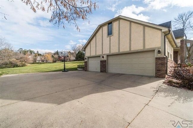 Building Photo - 4404 S Yellowstone Ln