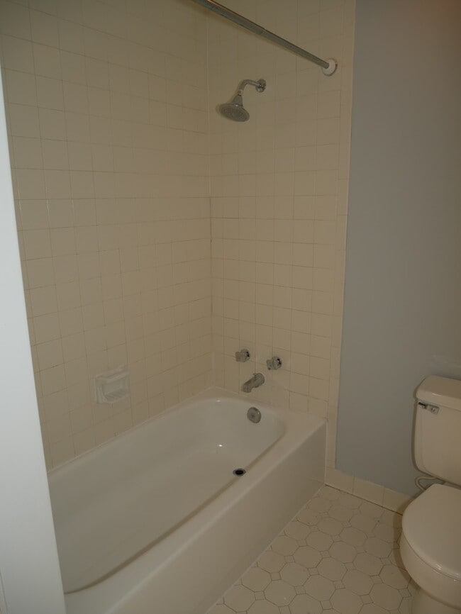Building Photo - 4 Bedroom 3.5 Bath Corner Unit Townhouse o...