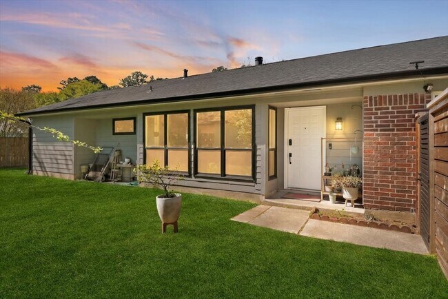 Building Photo - 88 W High Oaks Cir