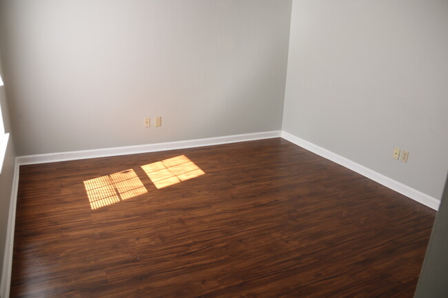 Building Photo - Fall 2025 Awesome 1 Bedroom Condo Near AU ...