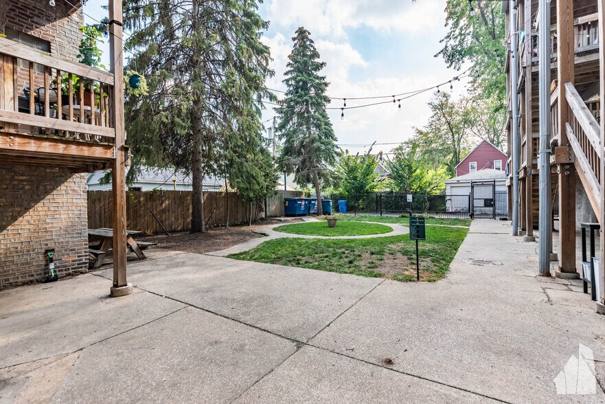 Building Photo - 3749 W Sunnyside Ave