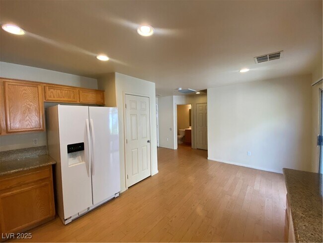 Building Photo - 3945 Bayamon St