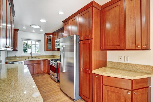 Building Photo - 1966 Westover Dr