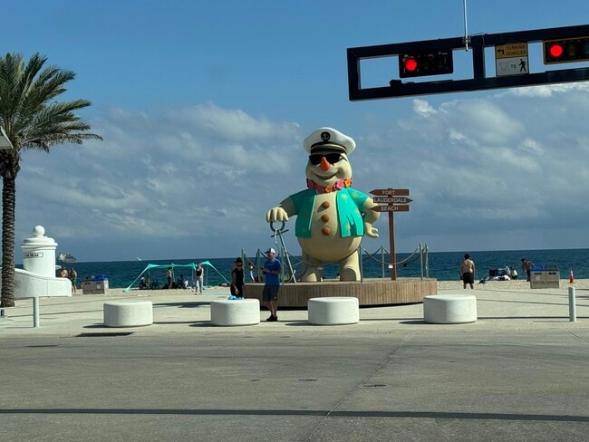 Building Photo - 200 S Birch Rd