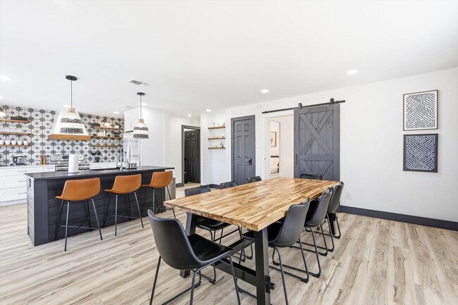 Building Photo - 6440 Knoll Ridge Dr