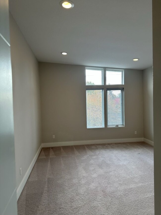 Building Photo - Urban Modern 5 Bedrooms, 3 1/2 Bathrooms, Three-Story Home in the heart of NE Portland!