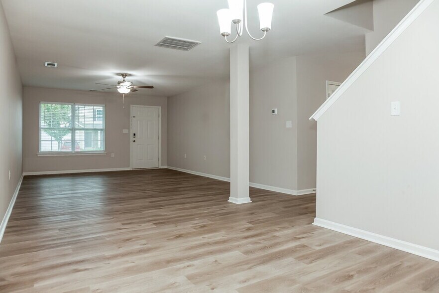 Building Photo - 1924 Eastway Dr