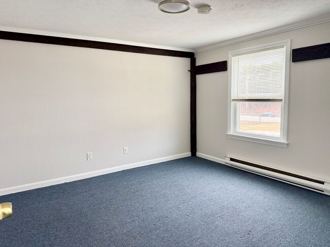 Building Photo - Well maintained inside and out