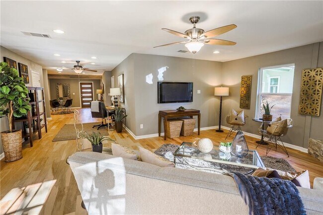 Building Photo - 407 W Odell St