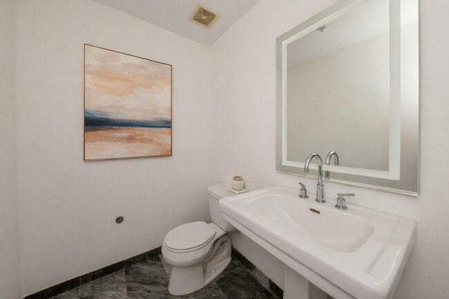 Building Photo - 200 N Jefferson St