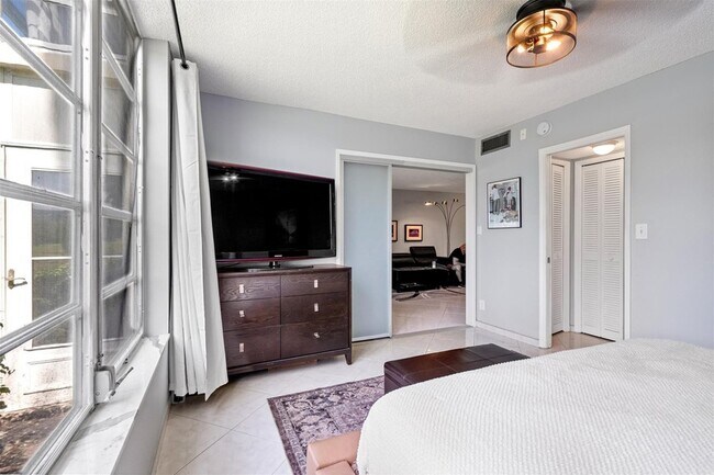 Building Photo - 3151 S Palm Aire Dr