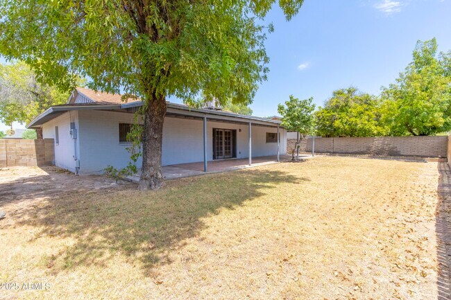 Building Photo - 1049 E Carter Dr