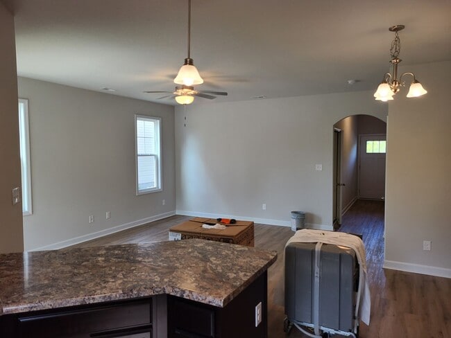Building Photo - Beautiful 3 bedroom, 2.5 bath townhome - H...