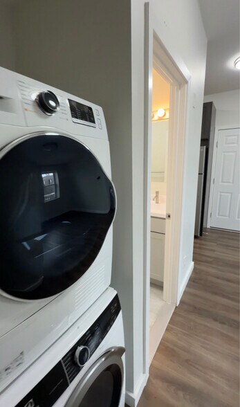 Building Photo - 5001 Oxford Ave