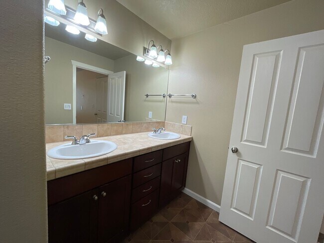 Building Photo - 3 Bedroom 2.5 Bathroom House with Bonus Room ~ Garage, A/C, includes Washer and Dryer ~ Close to ...