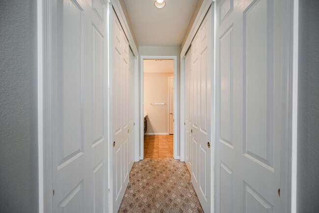 Building Photo - Beautiful 2 bd/2 bath condo in luxury gated Summerlin community ON TPC GOLF COURSE