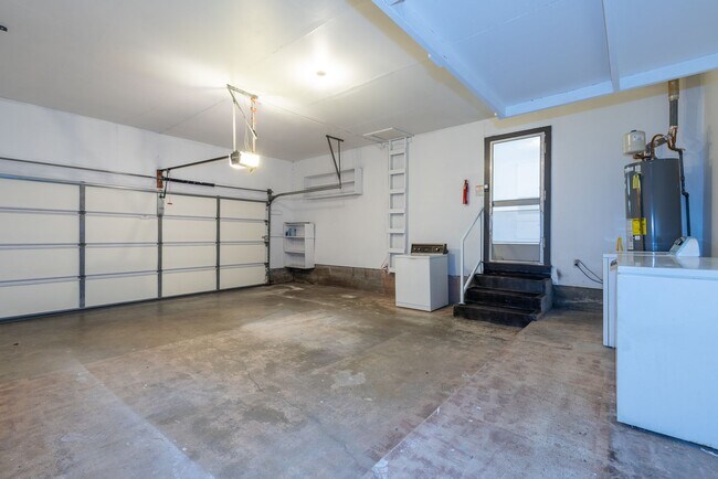 Building Photo - 3 Bed 1.5 Bath in Great Midtown Location!
